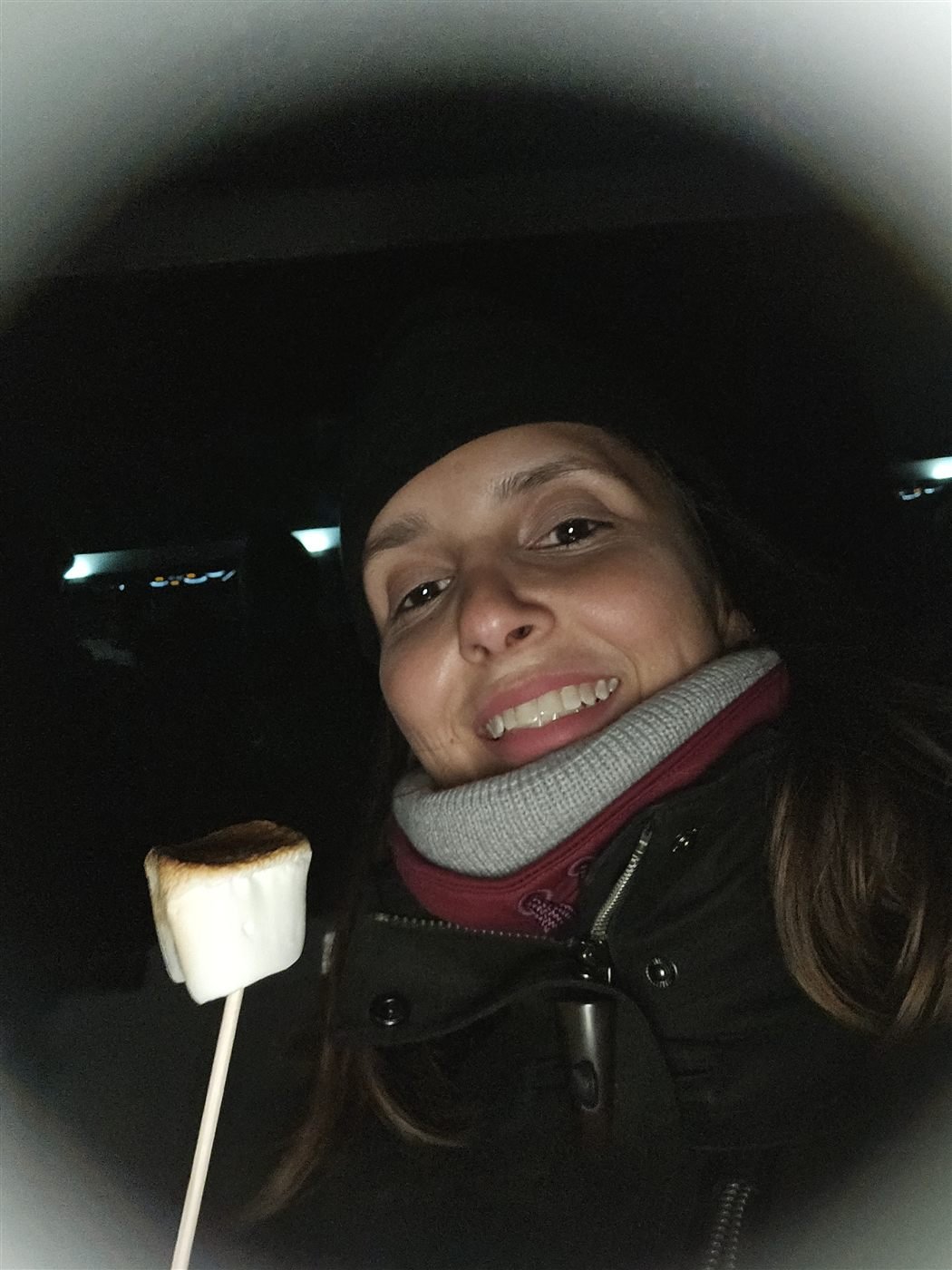 Assando marshmallow na fogueira durante a caça à aurora boreal