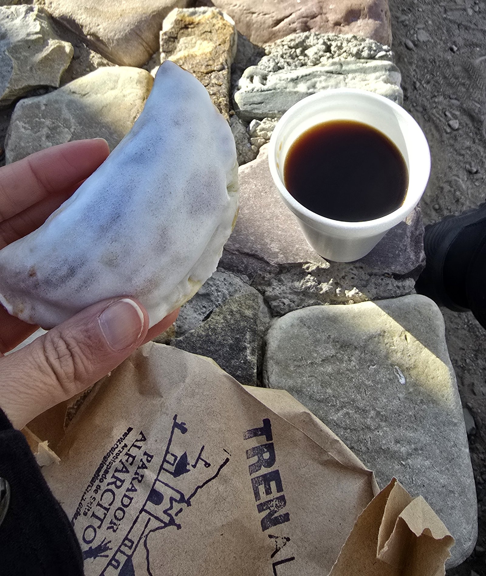 Café da manhã rural em El Alfarcito antes do embarque: empanada e café